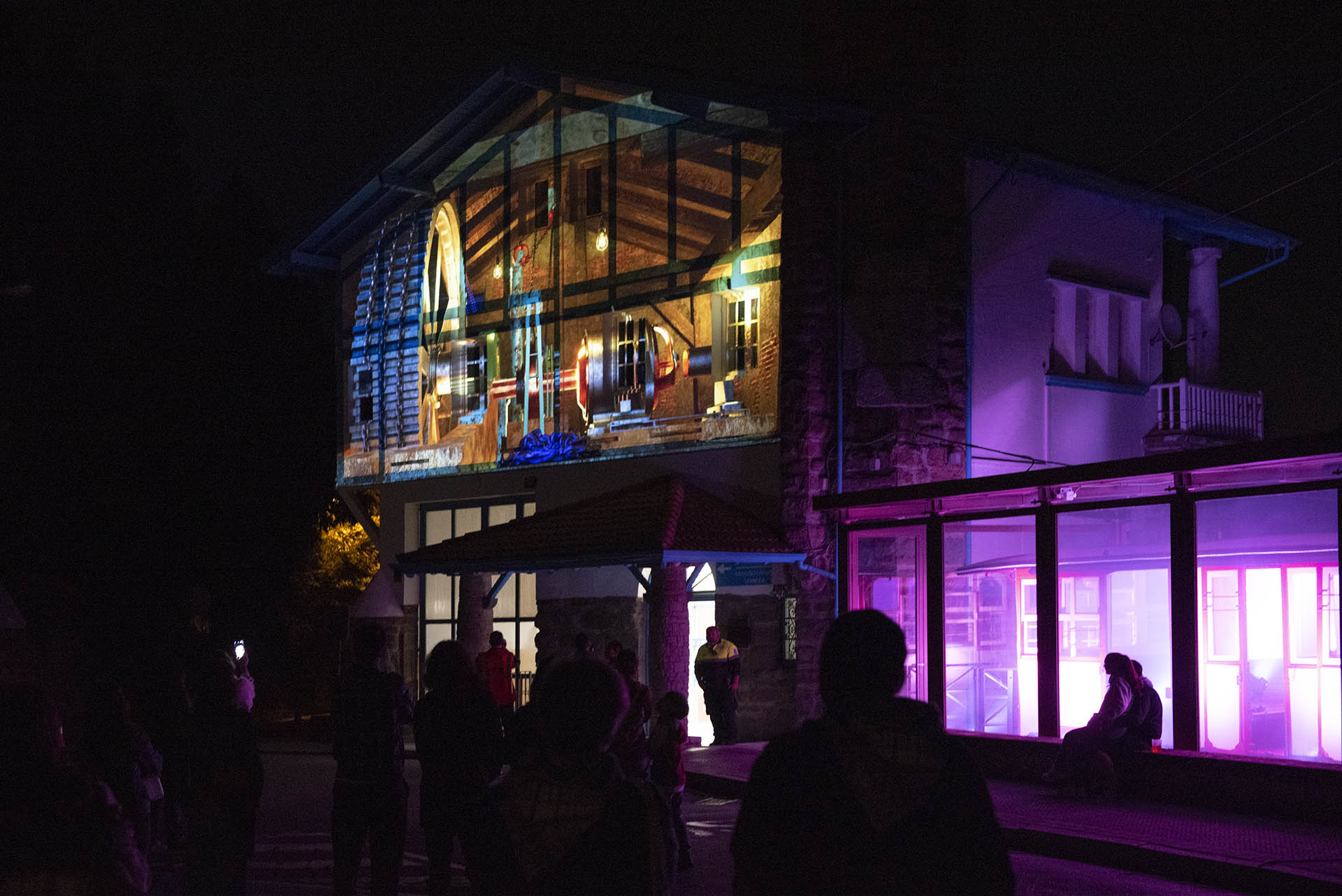 videomapping-funicular-la-reineta-elektrart.webp Videomapping del centenario del Funicular de La Reineta sobre la fachada de la estación